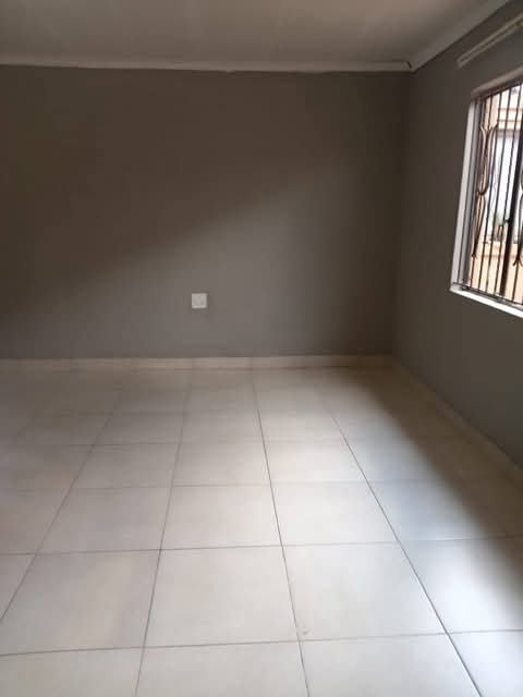 Apartment available at ext 25 going for r2500  in Vosloorus