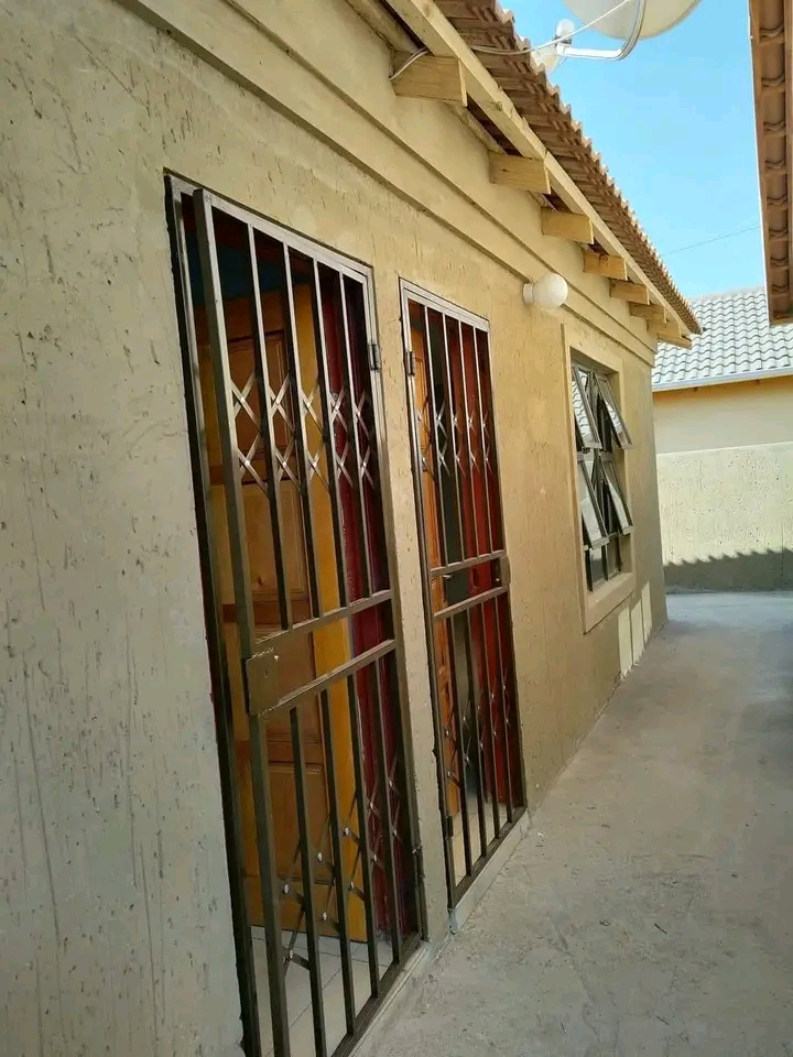 Ensuite room available for rental in ext26 fr  in Protea Glen