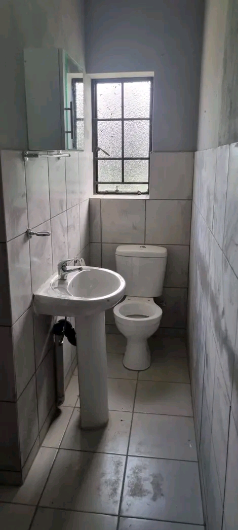 Greetings bachelor s rooms available for mont  in Clayville