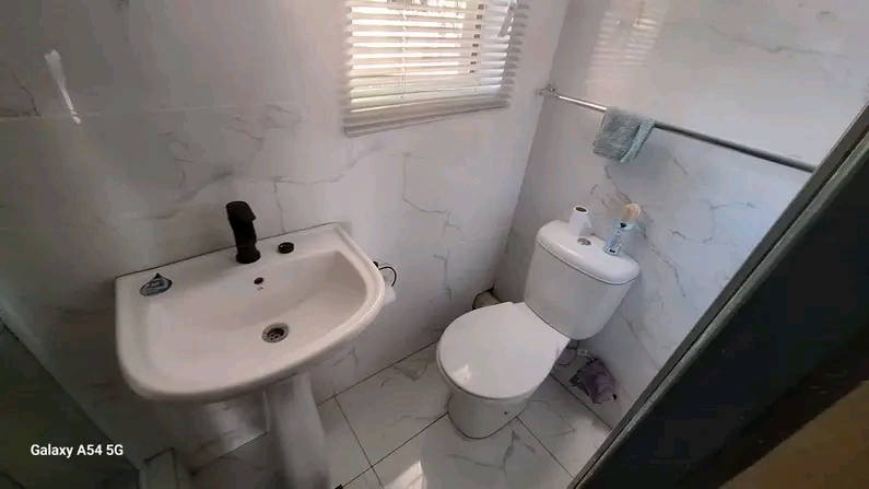 This well-designed bachelor unit at oscar is   in Birchleigh North