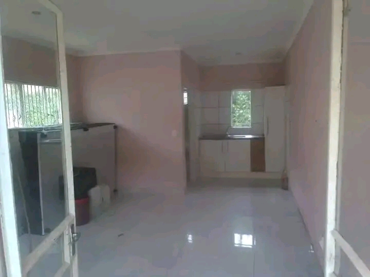 Big bachelor to let in st amant street johann  in Malvern