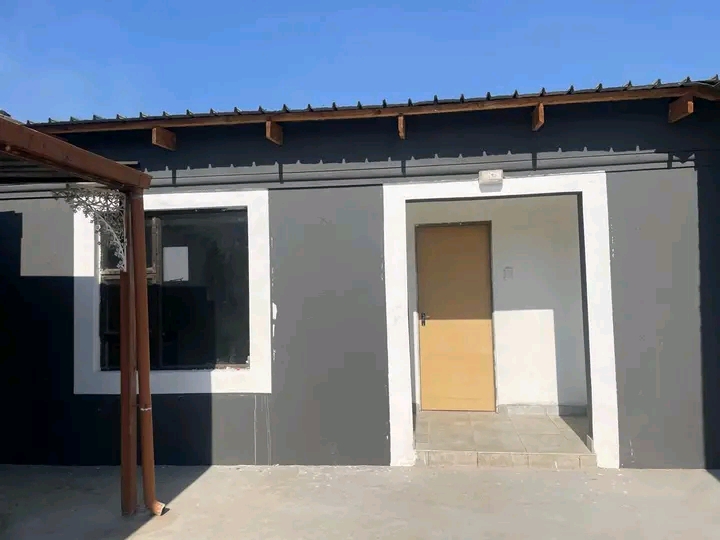 Introducing a 1 bedroom cottage for a young c  in Leondale