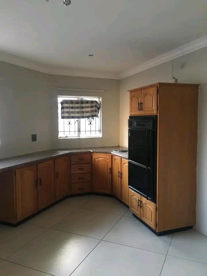 Beautiful modern 3 bed house for rent on a sh  in Elandspark