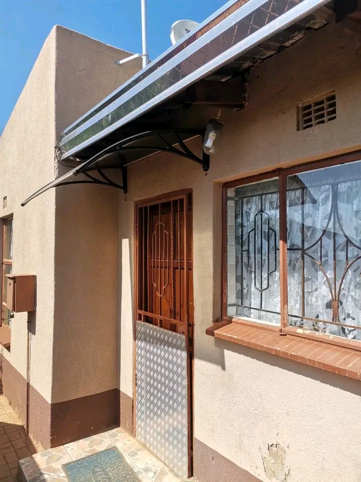 🎉beautiful 3 bedrooms house to rent ext28�  in Vosloorus
