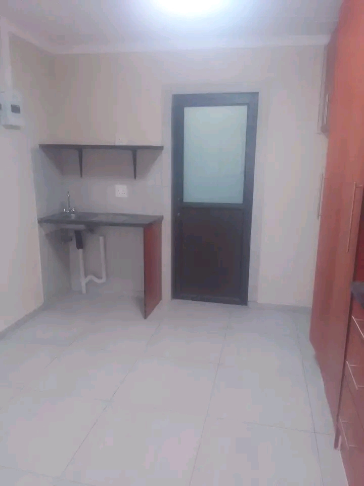 Bachelor en-suite
rent r3000
deposit r3000  in Orlando West