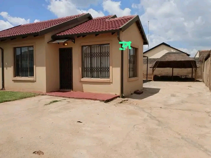 3 bedrooms|1 bath|guest toilet|lounge|kitchen  in Dawn Park