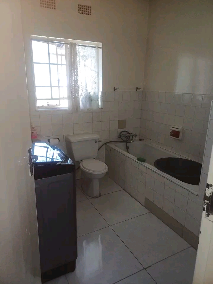 Inside room to rent: 1st july

standard ins  in Southdale
