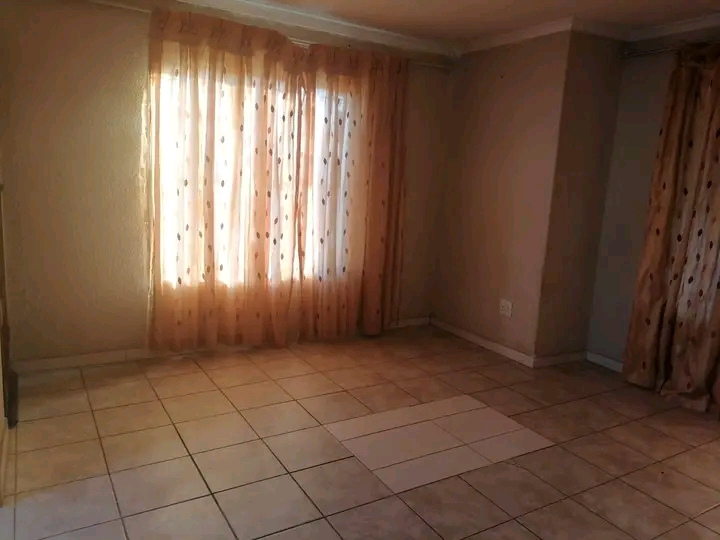 3 bedroom house -with 4 outside rooms -to ren  in Ebony Park