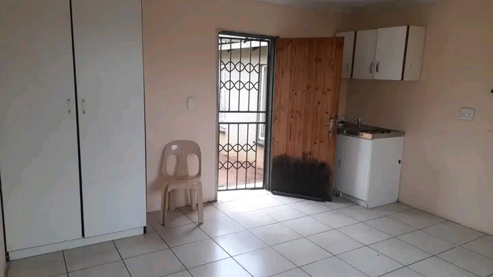 Rental cottage  available 
immediately   r23  in Vosloorus