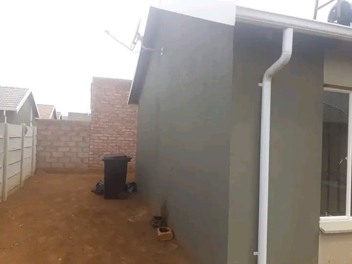 Area: ext 21📍
3 bedrooms
bathroom
loung  in Windmill Park