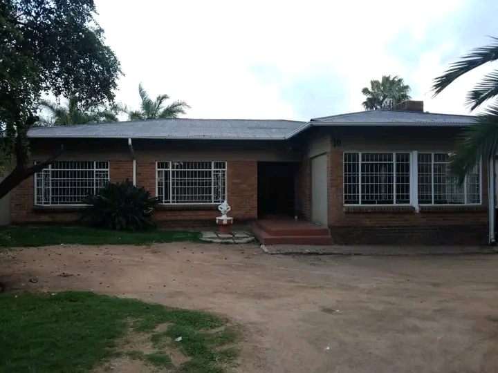 A spacious 3 bedroom stand alone house  💯   in Kempton Park