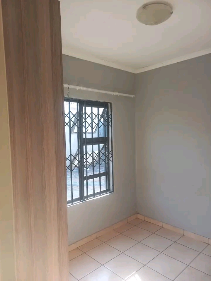 1 bedroom cottage to rent for r3500
deposit   in Norkem Park