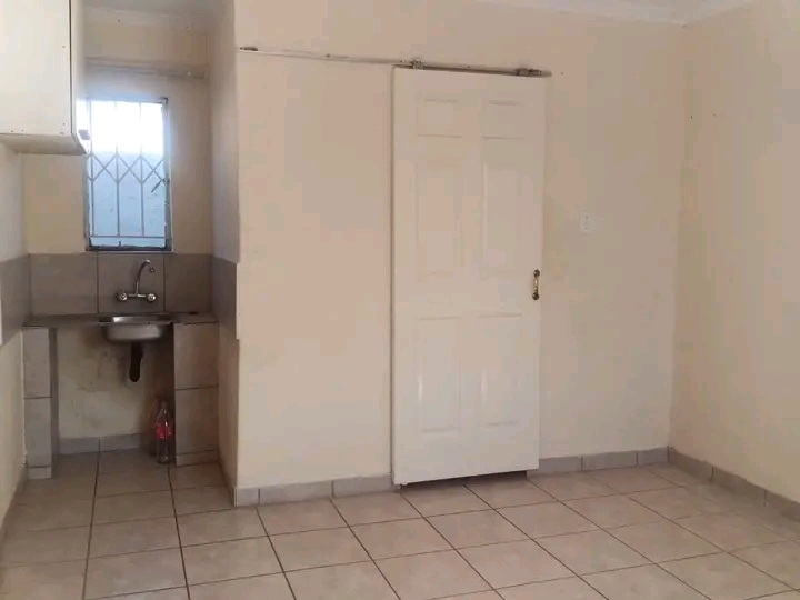 Nice barchalur cottage to rent in bertha stre  in Turffontein