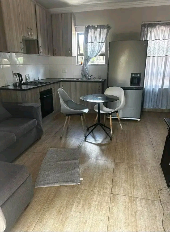 1 bedroom 1 bathroom lounge kitchen apartment  in Centurion