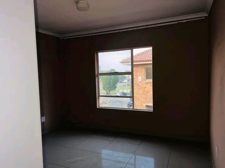 3 bedroom flat for sharing in cbd (the oaktre  in Kempton Park