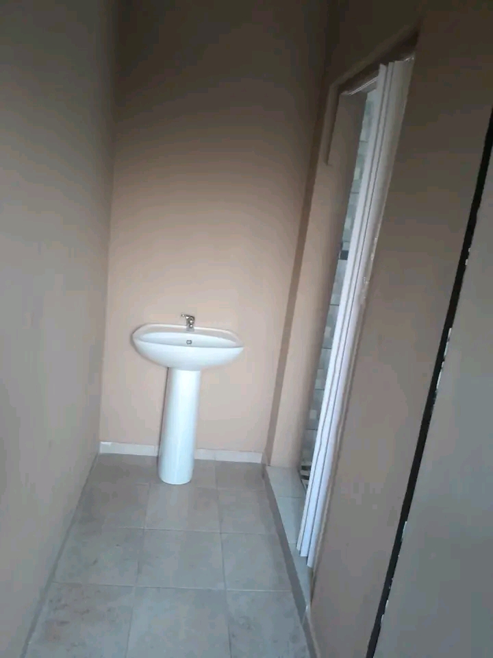 Big room to rent with fitted cupboards, stove  in Allandale