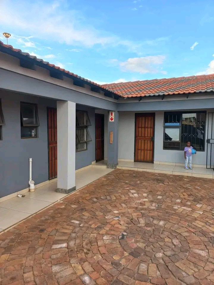 1 beautiful neat bachelor available 
 availa  in Vosloorus
