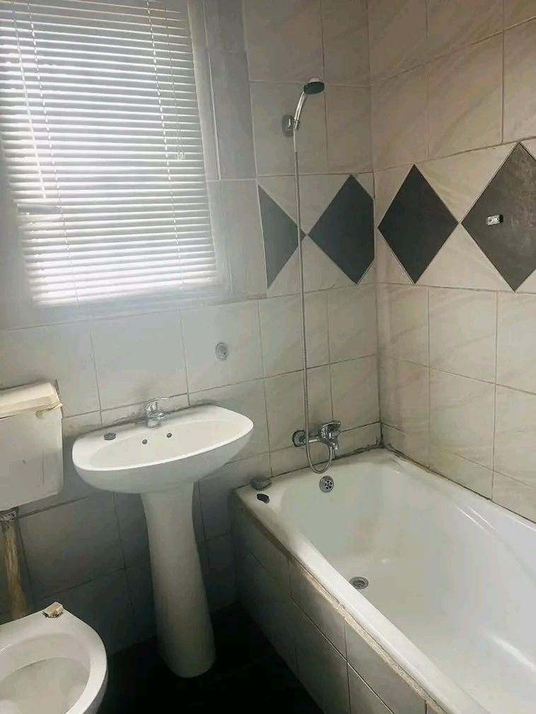 3 bed room house ext 16 r5000 pm
deposit req  in Protea Glen