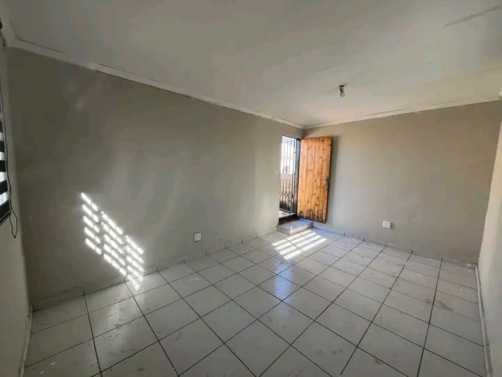 Newly renovated single room available to rent  in Vosloorus