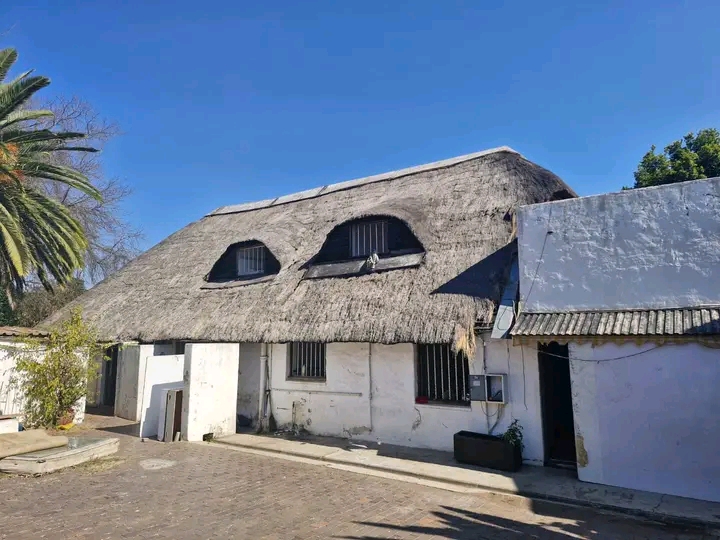 Available communal rooms , bachelors and 1 be  in Bramely