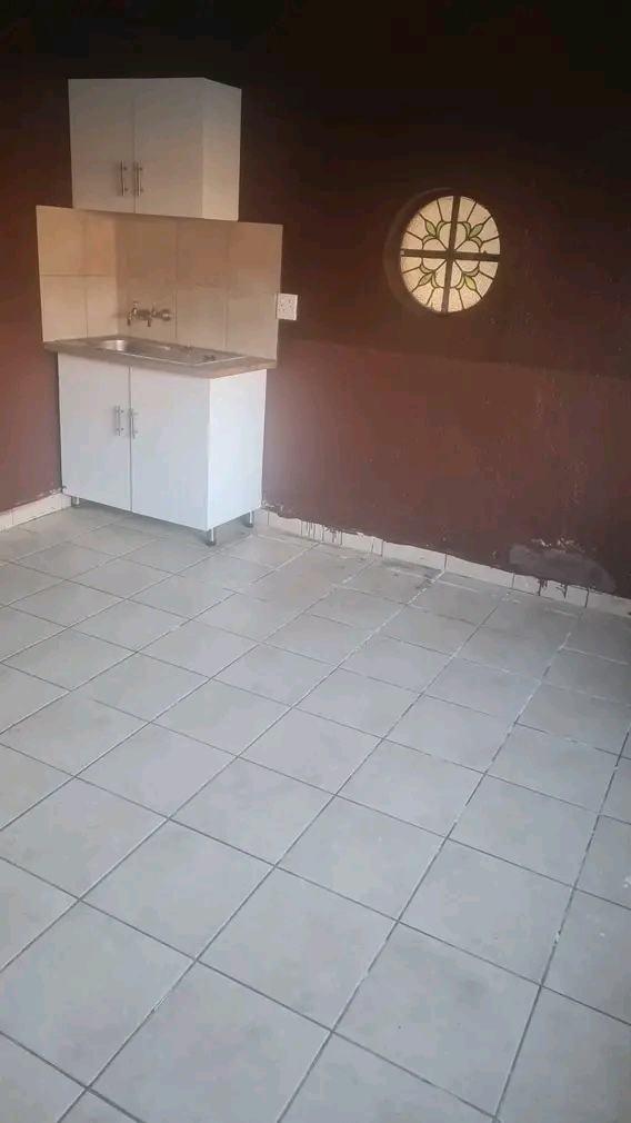 Room to let at 24 president and garden has to  in Turffontein