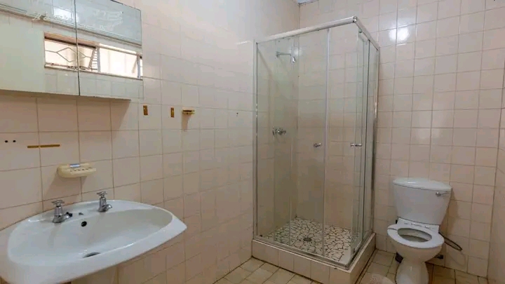 House for rental 
rental r8700 plus deposit   in Dawn Park