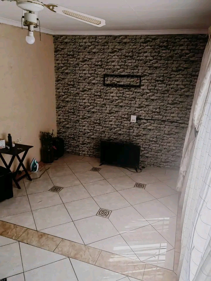 A beautiful 2 bedroom house fully tiled, kitc  in Tembisa