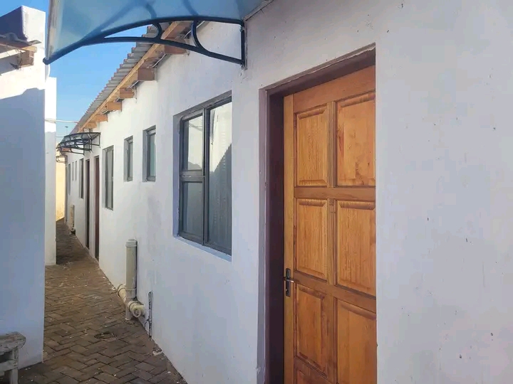 Room available to rent vosloorus ext 20
toil  in Vosloorus