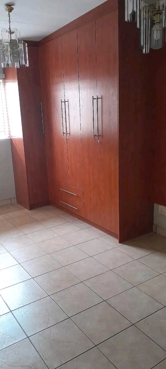 Zone 2, 1 room with fitted built ins, space f  in Pimville