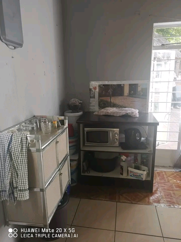 Outside room available rent is r2950 deposit   in Randpark Ridge