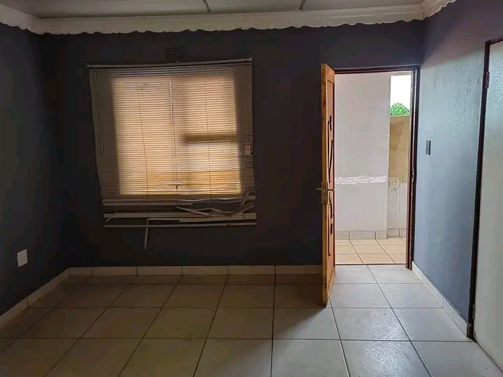 Open plan bachelor unit available to occupy
  in Vosloorus