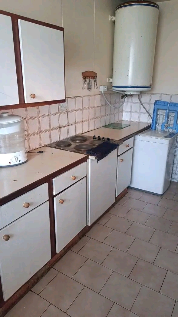Half room available immediately water and ele  in Sunnyside