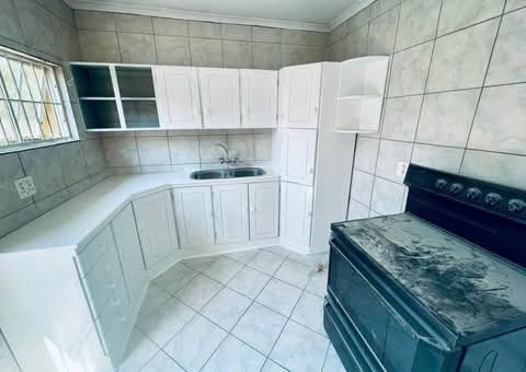 A 1 bedrooms cottage consists of lounge,kitch  in Allen Groove