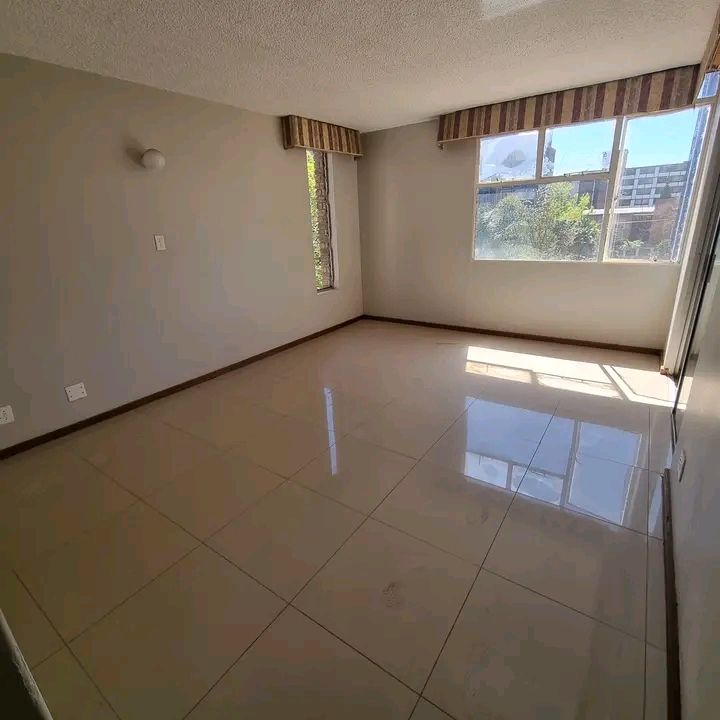 En-suit room: r4,000.
double room: r3,500.
  in Sunnyside