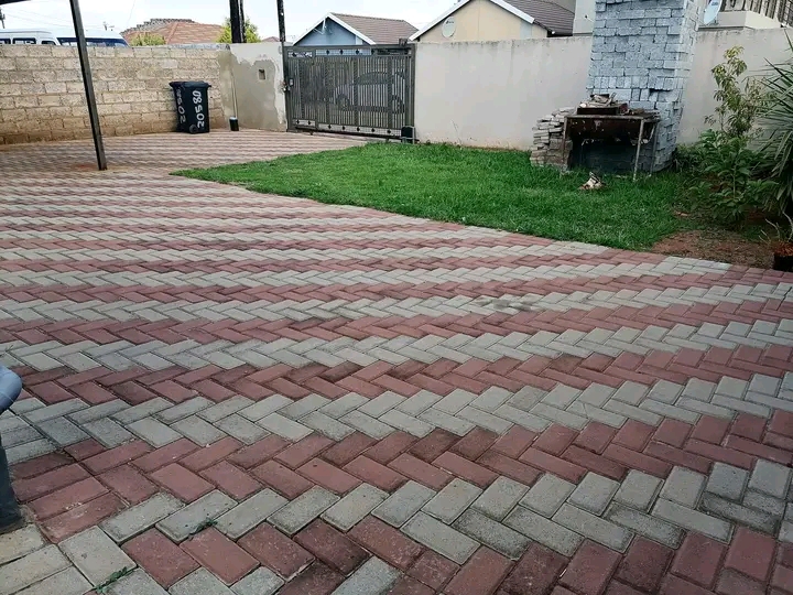 House for rental in ext 20
cousy home 
open  in Protea Glen