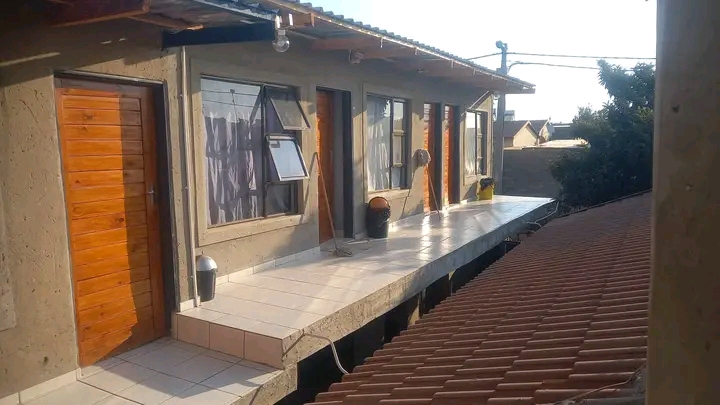 We have 2 single room available to rent, adre  in Tembisa