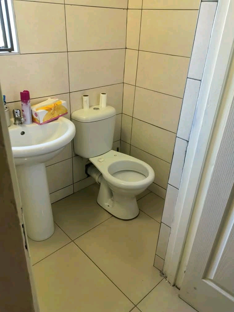 1 bedroom cottage 
r4600 pm
r4600 split 
�  in Norkem Park