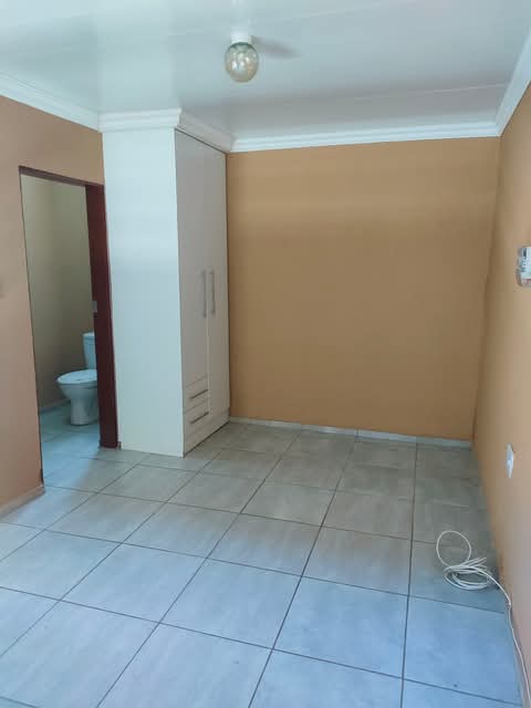 Bachelor unit available at ext 2 with prepaid  in Soshanguve