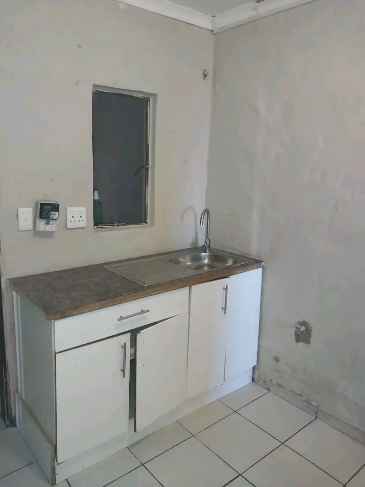 1 bedroom and a living area at r3000 rent. r1  in Allandale
