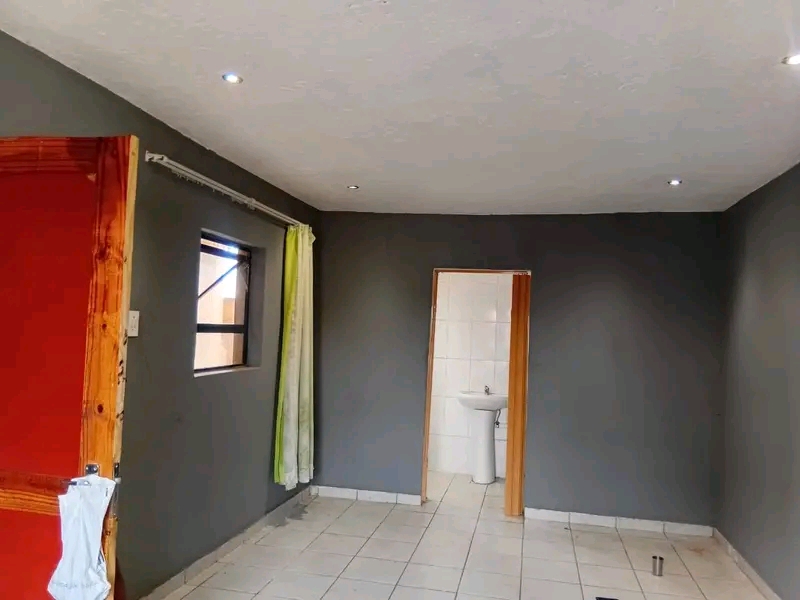 Garage size room available, r2000 rent, depos  in Protea Glen