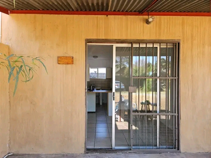 1 bedroom cottage with open plan kitchenette   in Kempton Park