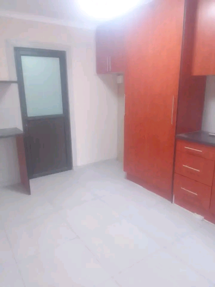Bachelor en-suite
rent r3000
deposit r3000  in Orlando West