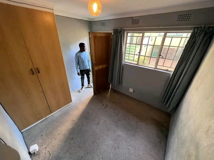 Small outside room for one person 
rent r190  in Jeppestown
