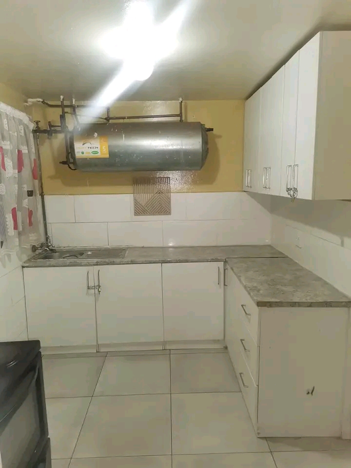 Single room available for r2600. water and el  in Sunnyside