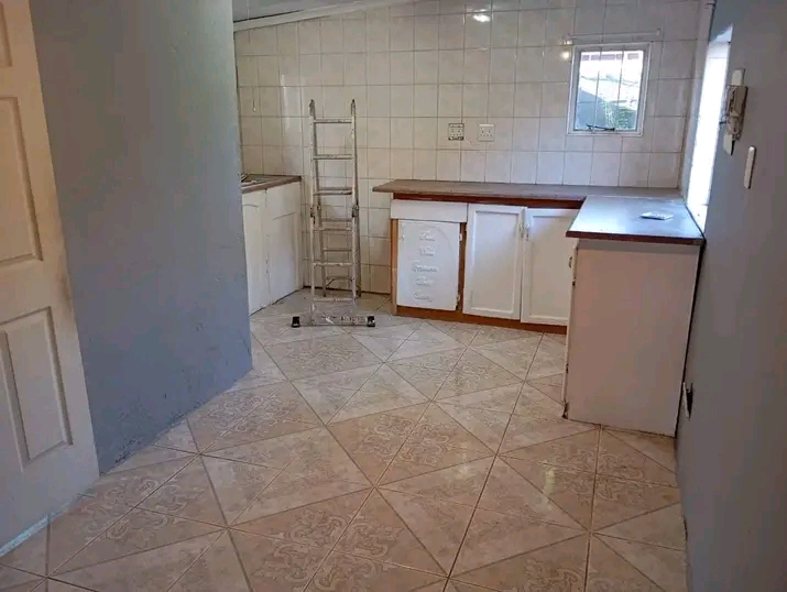 Flatlet to rent r3 500
big unit to rent with  in Brakpan