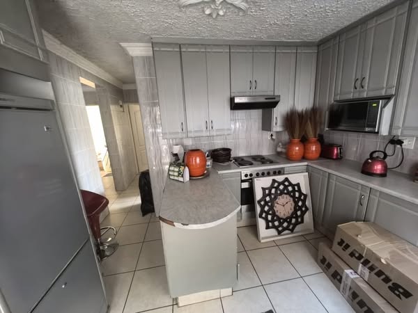 3 bedrooms house with a fitted kitchenette 4   in Tembisa
