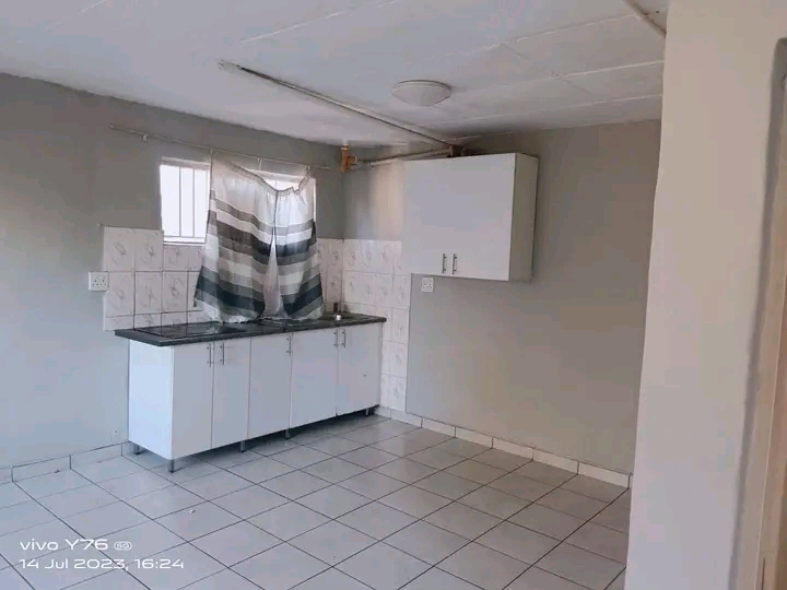 1 bedroom unit available.
water and electric  in Mondeor