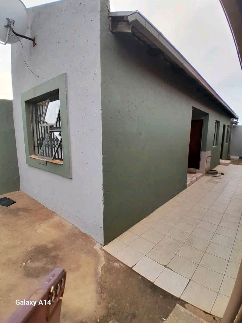Garage room – r2,000 (no deposit)
spacious  in Zola