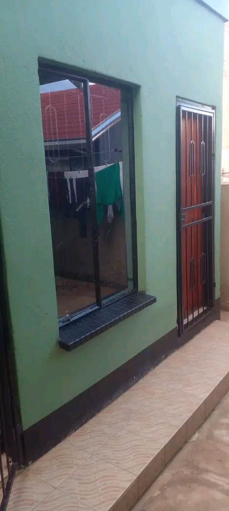 Room to rent in ext 11 (soweto). rent r1000 n  in Protea Glen