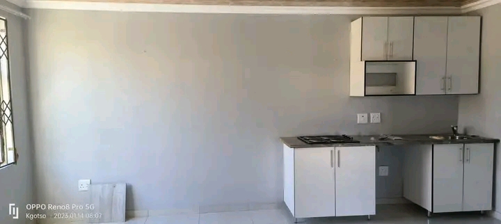 A spacious bachelor unit is available for ren  in Cosmo City